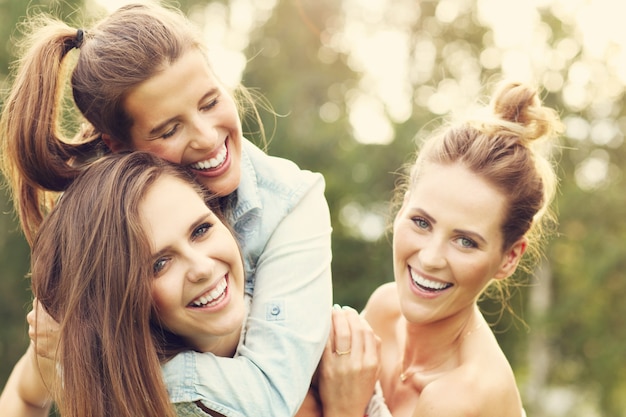 feliz grupo de mujeres divirtiéndose al aire libre