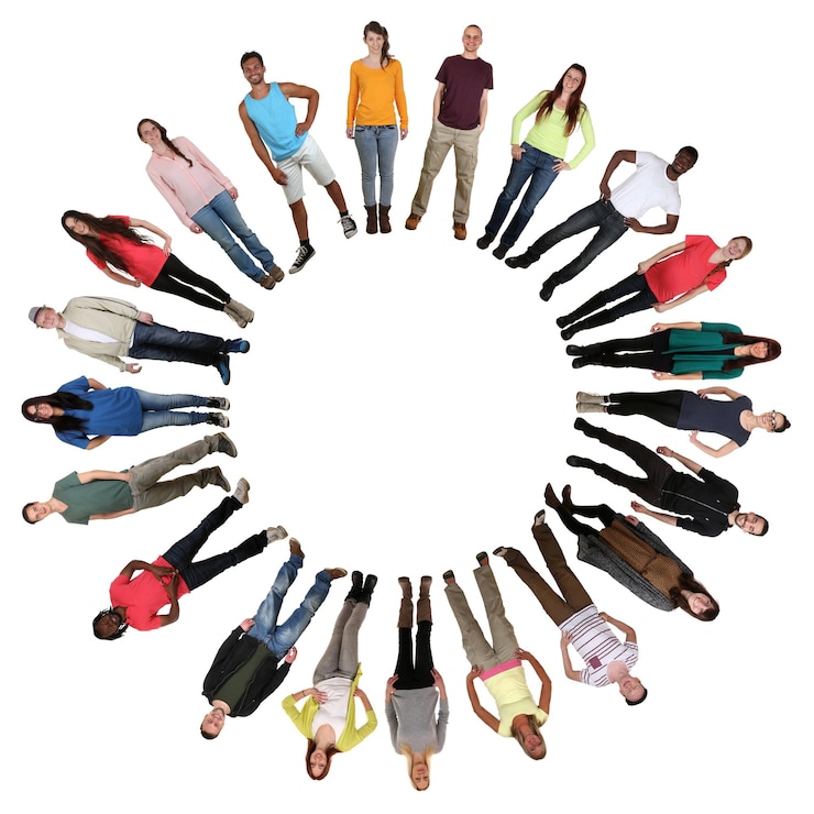 Foto feliz grupo multicultural multiétnico de jovens em círculo