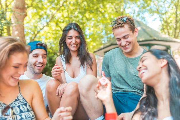 Foto feliz grupo multirracial de amigos divirtiéndose y riendo