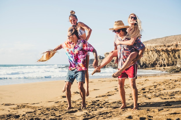 Feliz grupo de personas en vacaciones