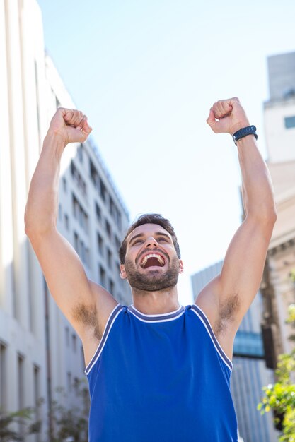 Foto feliz guapo atleta triunfando