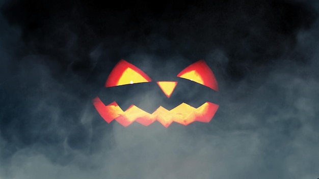 Feliz Halloween Calabaza resplandeciente con humo en la oscuridad