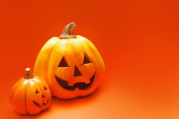 Feliz Halloween. Dos Jack-o-lantern en color naranja