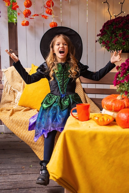 Feliz Halloween linda niña riendo en disfraces de brujas celebran halloween