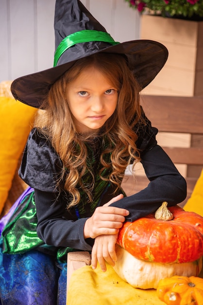 Feliz Halloween linda niña riendo en disfraces de brujas celebran halloween