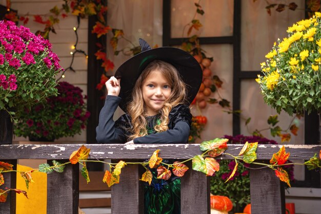 Feliz Halloween linda niña riendo en disfraces de brujas celebran halloween