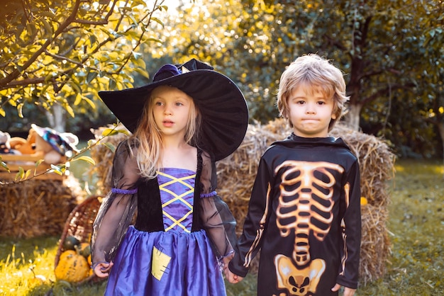 Feliz Halloween lindo niño niña y niño jugando al aire libre Retrato de Halloween de feliz niño lindo Fu