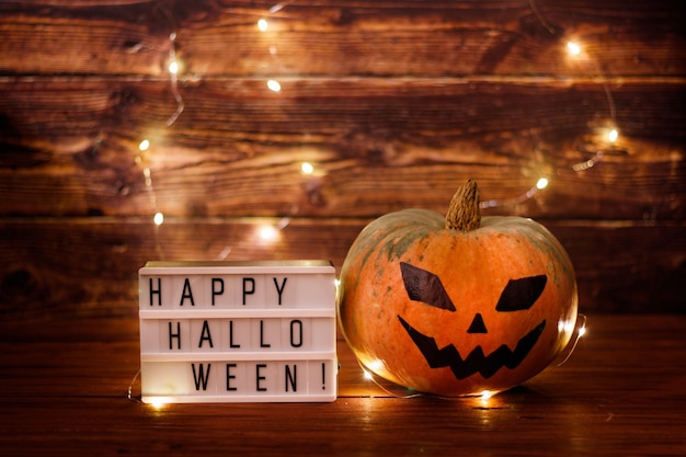 Feliz Halloween Linterna de calabaza tradicional y velas sobre fondo de madera