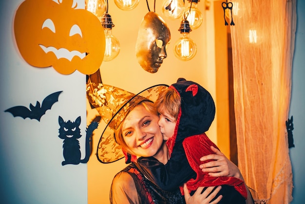 Feliz Halloween Madre e hijo con disfraces de brujas y sombreros de brujas El caramelo más popular para Halloween