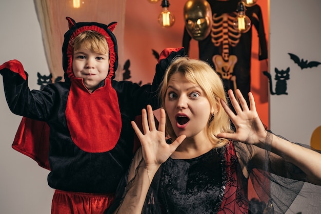 Foto feliz halloween para madre e hijo.