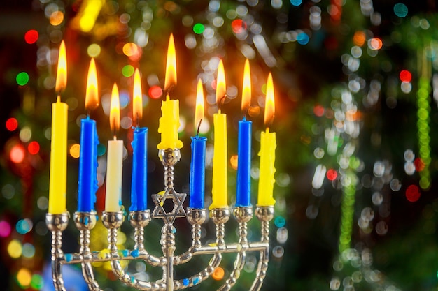 Feliz hanukkah imagen discreta de la festividad judía de hanukkah con menorá con la vista nocturna fuera de foco