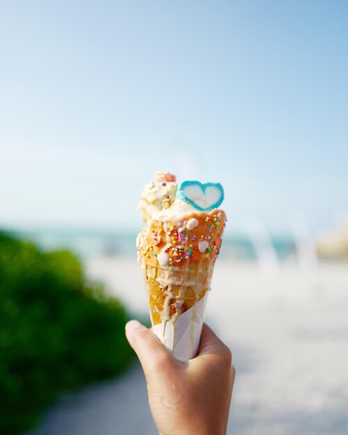 Foto feliz helado con el fondo del mar