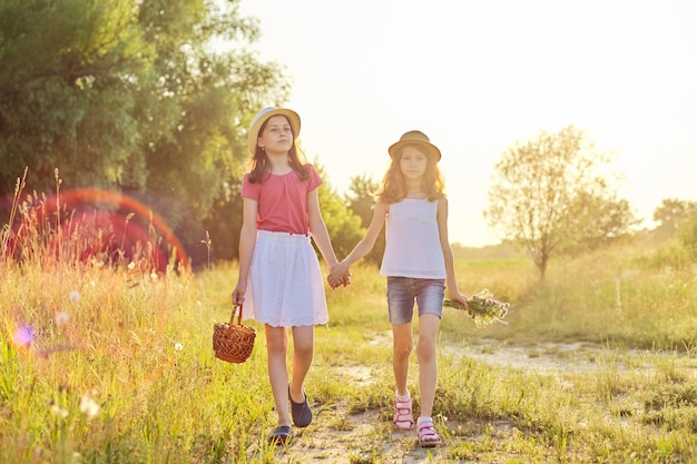 Feliz hermanas adolescente y joven riendo y divirtiéndose