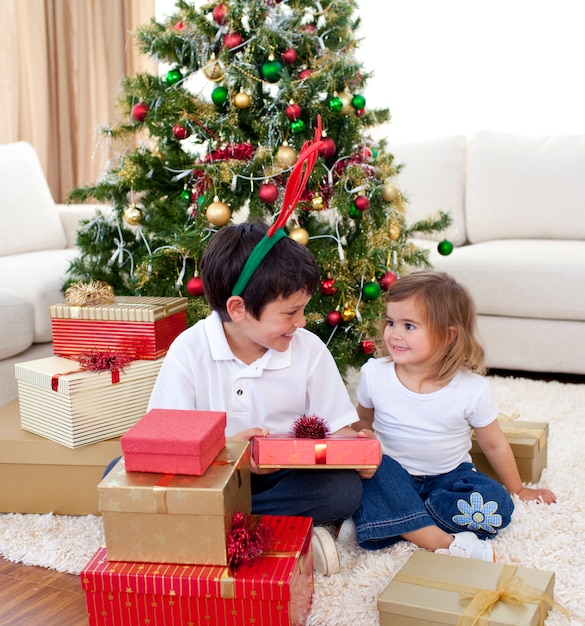 Feliz hermano y hermana celebrando la Navidad