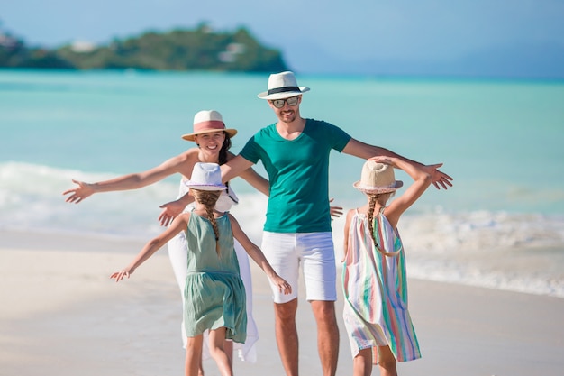 Feliz hermosa familia de cuatro en la playa