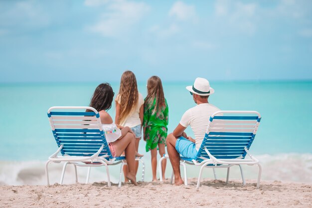 Feliz hermosa familia de cuatro en la playa.