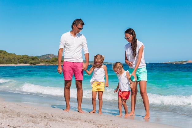 Feliz hermosa familia con niños en la playa