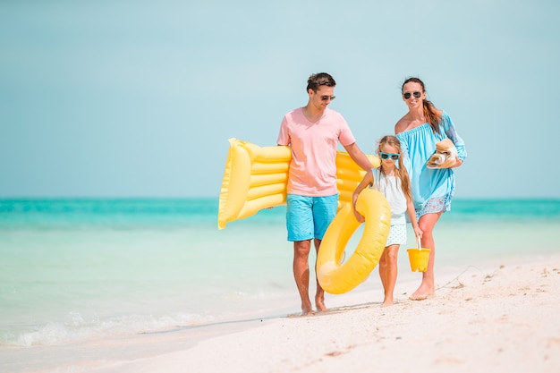 Feliz hermosa familia con niños en la playa