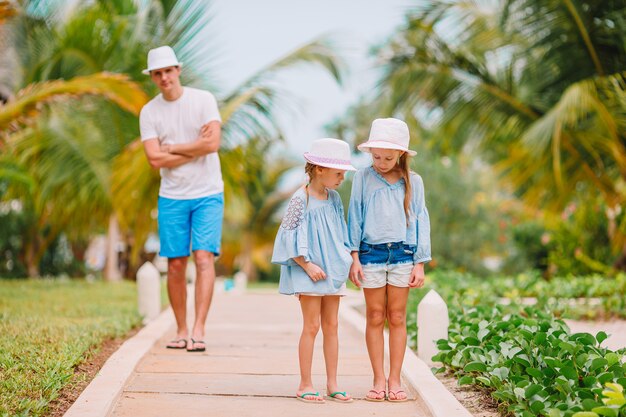 Feliz hermosa familia de papá e hijos en la playa blanca