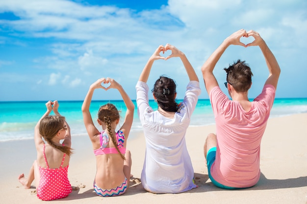 Feliz hermosa familia en la playa