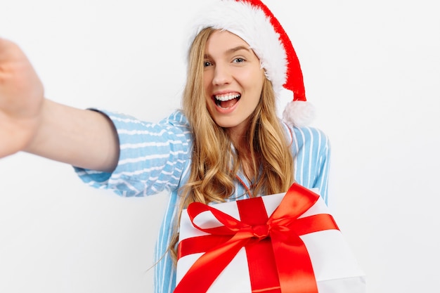 Foto feliz hermosa joven en pijama de navidad