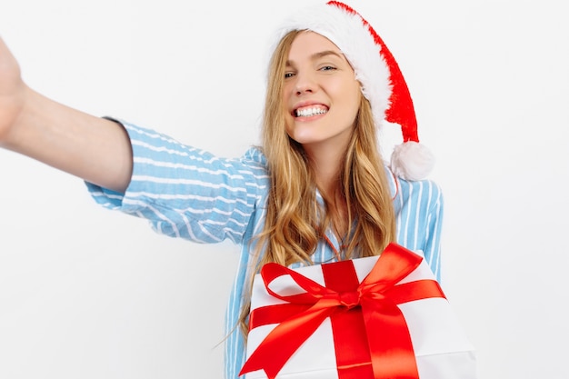 Feliz hermosa joven en pijama de Navidad