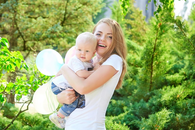 Feliz hermosa madre y bebé hija o hijo