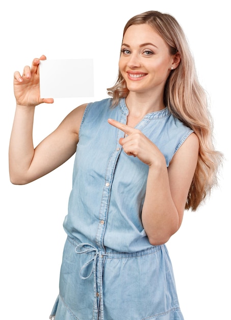 Feliz hermosa mujer casual sosteniendo una tarjeta en blanco aislada en blanco