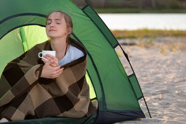 Feliz hermosa mujer disfruta de un día soleado en la naturaleza