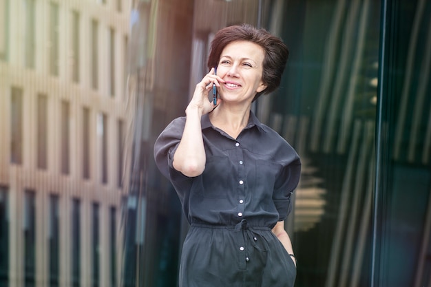 Feliz hermosa mujer hablando por teléfono