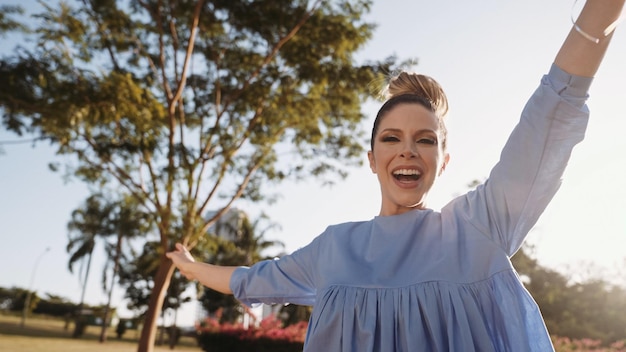 Feliz hermosa mujer latina caminando y bailando en el parque Joven rubia disfruta el día