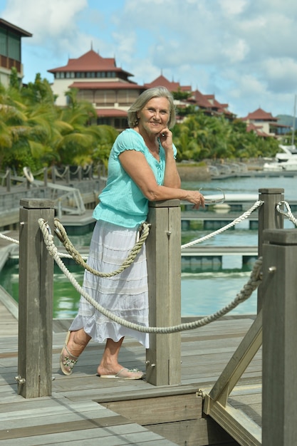 Feliz hermosa mujer mayor en el muelle