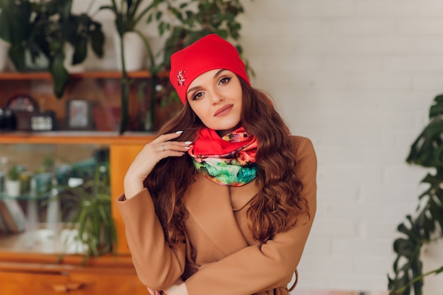 Feliz hermosa mujer mirando hacia los lados con entusiasmo. chica con guantes y gorro de punto.