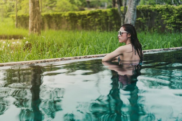 feliz hermosa mujer en la piscina