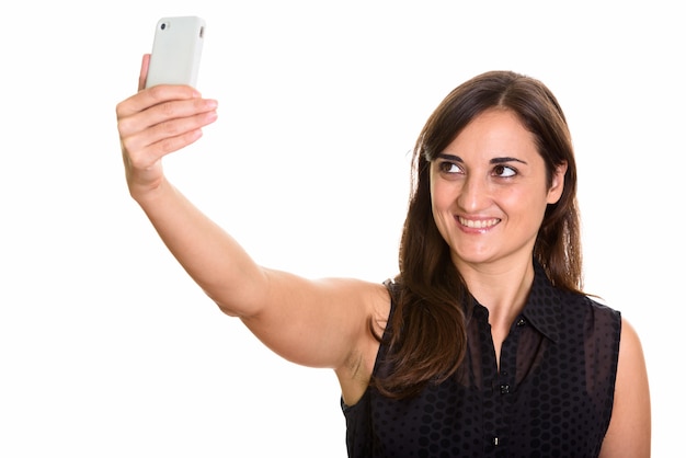 Feliz hermosa mujer sonriendo mientras toma selfie