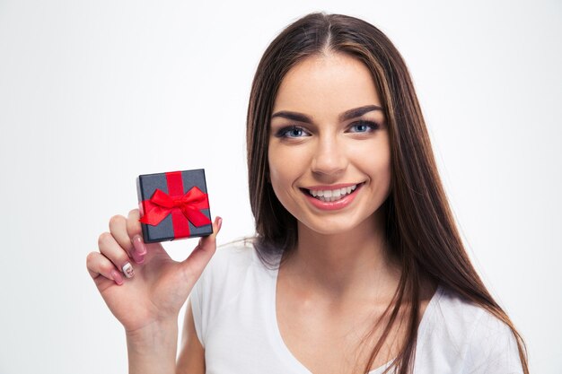 Feliz hermosa mujer sosteniendo una pequeña caja de regalo