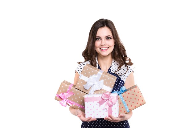 Feliz hermosa mujer tiene muchas cajas de regalo. Dar regalos.