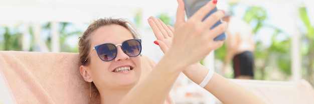 Feliz hermosa mujer en traje de baño hace un selfie