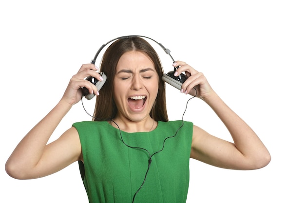 Feliz hermosa niña escuchando música en auriculares