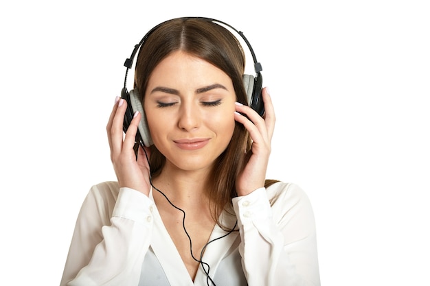 Feliz hermosa niña escuchando música en auriculares