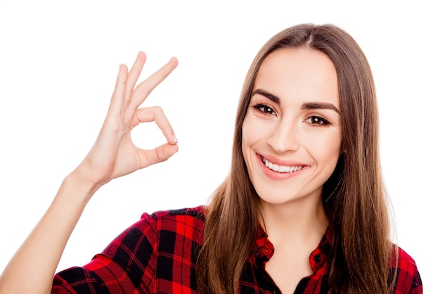 Feliz hermosa niña mostrando gesto ok y sonriendo