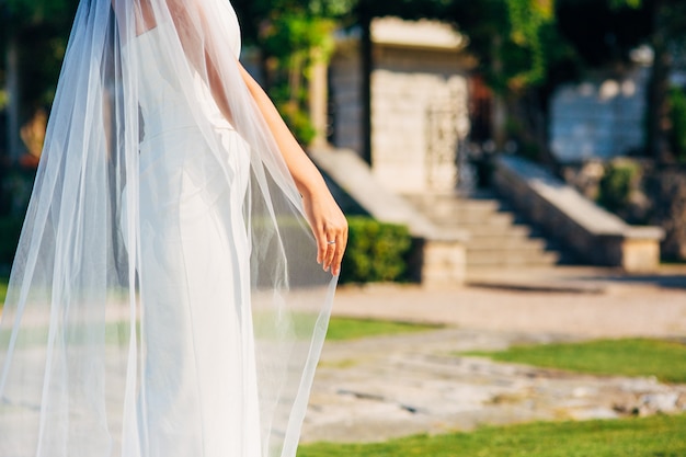 Foto feliz hermosa novia al aire libre vestido de novia ondeando