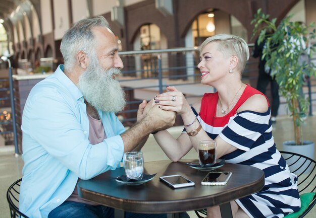 Feliz hermosa pareja de ancianos beben café juntos