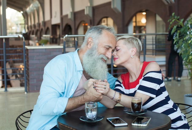 Feliz hermosa pareja de ancianos beben café juntos