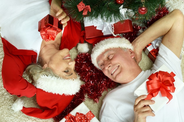 Feliz hermosa pareja de ancianos celebrando el año nuevo en casa