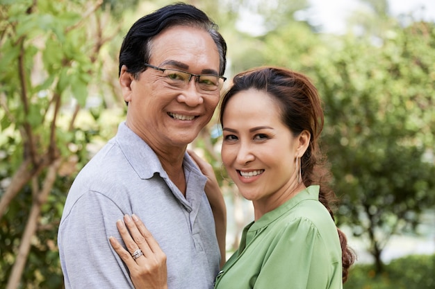 Feliz hermosa pareja de ancianos