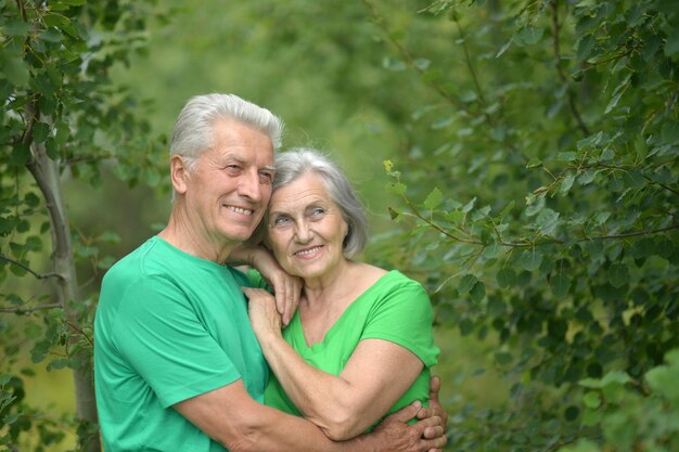 Feliz hermosa pareja de ancianos