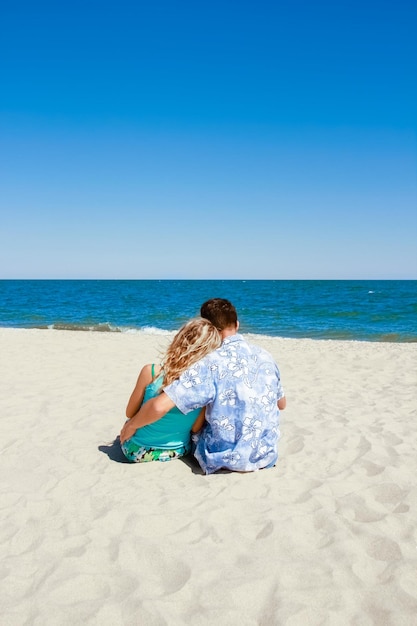 Feliz hermosa pareja en el mar en verano en la naturaleza