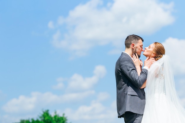 Feliz hermosa pareja de novios novia y novio en el día de la boda al aire libre en las montañas