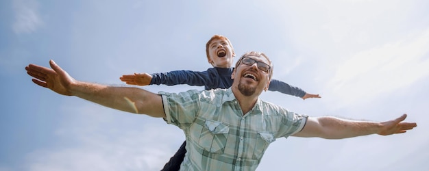 Foto feliz hijo y padre .el concepto de paternidad